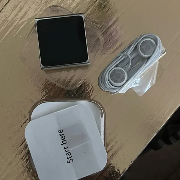 iPod Nano 6 with Earbuds 8G in Box - Picture 2 of 4